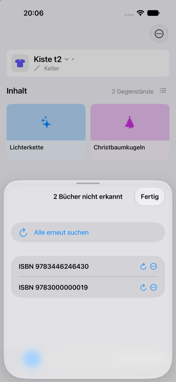 Nach dem Scannen liegt über der offenen Kiste das Blatt „2 Bücher nicht erkannt“ mit zwei ISBN-Zeilen und dem Knopf „Alle erneut suchen“.