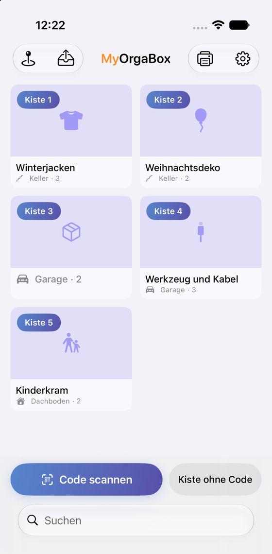 Startbildschirm von MyOrgaBox: fünf Kistenkacheln mit Symbol, Name und Ort, darunter die Knöpfe „Code scannen“ und „Kiste ohne Code“ sowie das Suchfeld.